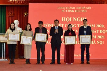 Lãnh đạo TP Hà Nội trao tặng Bằng khen của Thủ tướng Chính phủ và Thành phố cho các cá nhân, tập thể của Sở Công thương đã có thành tích xuất sắc trong năm 2020.