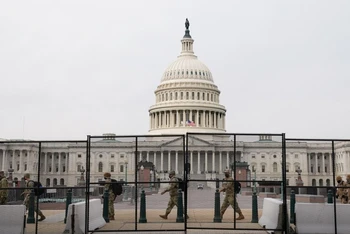 Dựng hàng rào an ninh chung quanh Đồi Capitol sau khi những người ủng hộ ông Trump xông vào tòa nhà này. (Ảnh: Reuters)