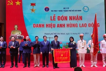 Phó Chủ tịch nước Đặng Thị Ngọc Thịnh trao tặng danh hiệu Anh hùng Lao động thời kỳ đổi mới cho Trường Đại học Y dược TP Hồ Chí Minh.