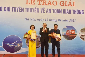 Phó Thủ tướng Thường trực Trương Hòa Bình trao giải cho các tác giả.