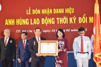 Phó Chủ tịch nước Đặng Thị Ngọc Thịnh trao tặng danh hiệu Anh hùng Lao động thời kỳ đổi mới cho Bệnh viện Nhân dân 115.
