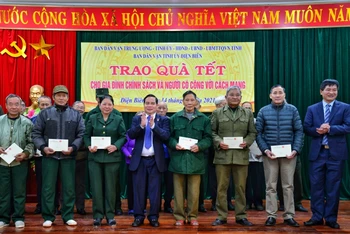 Đồng chí Điểu K’Ré và đồng chí Lê Thành Đô, Chủ tịch UBND tỉnh Điện Biên trao quà tặng các gia đình chính sách huyện Điện Biên.