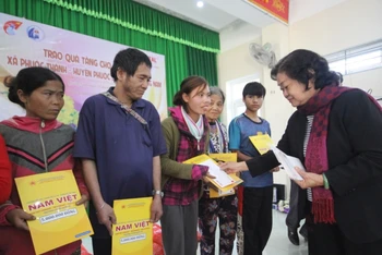 Đồng chí Trương Mỹ Hoa trao quà tặng nhân dân huyện Phước Sơn.