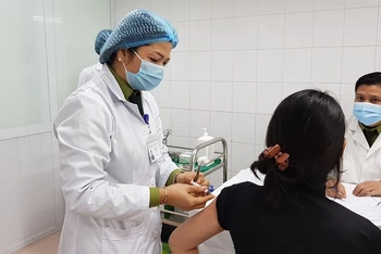 Tiêm vaccine NanoCovax liều 25mcg mũi 2 cho người tình nguyện sáng ngày 14-1. (Ảnh: Báo SK&ĐS)