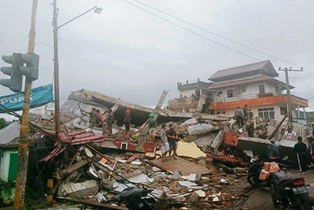 Nhiều nhà ở tại Mamuju, Tây Sulawesi, bị sập sau trận động đất. (Ảnh: AP)