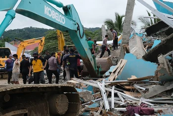 Lực lượng cứu nạn tìm kiếm người còn sống bị vùi lấp trong ngôi nhà bị sập do trận động đất. (Ảnh: AP)