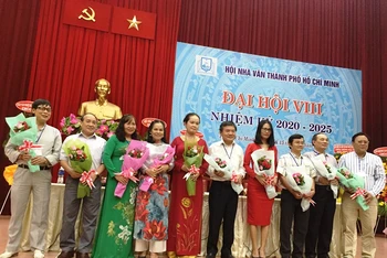 BCH Hội Nhà văn TP Hồ Chí Minh khóa 8 ra mắt đại hội.