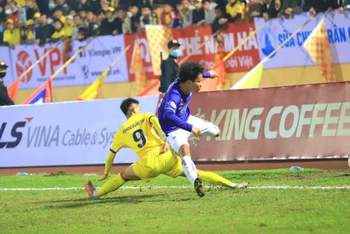 Đội chủ nhà Nam Định (áo vàng) chiến thắng bất ngờ trước Á quân V-League. (Ảnh: Q.V)
