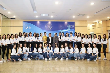 Ban Tổ chức cuộc thi và các thí sinh lọt vào chung kết "Hoa khôi Sinh viên Việt Nam" 2020.