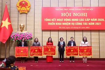 Lãnh đạo Thành ủy Hà Nội tặng cờ thi đua cho các HĐND các cấp có thành tích xuất sắc trong năm 2020.