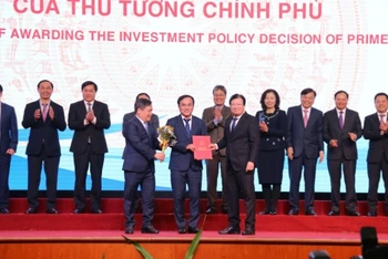 Phó Thủ tướng Trịnh Đình Dũng trao quyết định đầu tư cho hai dự án lớn tại Quảng Bình.