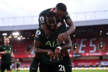 Ndombele (số 28) mừng bàn thắng tuyệt đẹp cho Tottenham.