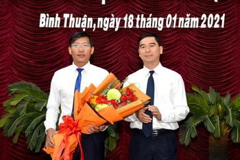 Bí thư Tỉnh ủy Bình Thuận Dương Văn An tặng hoa chúc mừng ông Lê Tuấn Phong (người cầm hoa) được bầu giữ chức vụ Chủ tịch UBND tỉnh Bình Thuận nhiệm kỳ 2016 – 2021.