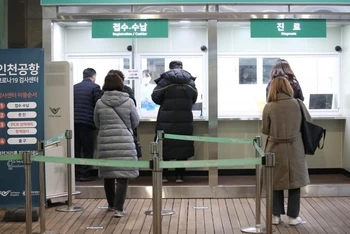Người dân nộp đơn đăng ký làm xét nghiệm Covid-19 tại một điểm xét nghiệm tại Sân bay quốc tế Incheon, tại Seoul. (Ảnh: Yonhap)