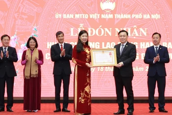 Bí thư Thành ủy Hà Nội Vương Đình Huệ trao Huân chương Lao động hạng Ba cho Ủy ban MTTQ Việt Nam thành phố Hà Nội.