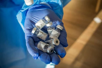 Những lọ vaccine Covid-19 của Pfizer trong tay một bác sĩ tại Trung tâm tiêm chủng ở Tây Ban Nha. Ảnh: Getty Images.