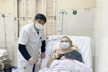 TS Lê Việt Khánh, Phó Trưởng khoa Phẫu thuật Cấp cứu Tiêu hóa, Bệnh viện Hữu nghị Việt Đức chúc mừng người bệnh hồi phục. 
