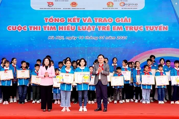 Đại diện Ban Tổ chức Cuộc thi trao giải nhất tặng các thí sinh Trần Nguyễn Linh Như (hàng đầu, thứ ba từ phải sang) và Mai Thị Thanh Ngân (hàng đầu, thứ ba từ phải sang).