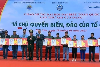 Trao cờ Tổ quốc và chân dung Bác Hồ tặng ngư dân Phú Yên