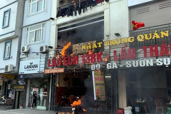 Hiện trường vụ cháy tại nhà hàng số 18 phố Thượng Đình.