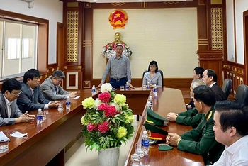 Thứ trưởng Nguyễn Trường Sơn phát biểu tại cửa khẩu Lệ Thanh.