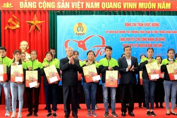 Đồng chí Trần Quốc Vượng trao quà Tết cho công nhân lao động Nhà máy May Tân Đệ 6.