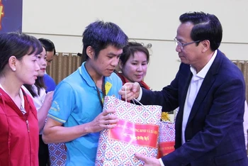 Bộ trưởng LĐ-TB-XH Đào Ngọc Dung trao quà tặng công nhân. 