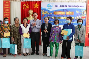 : Tặng quà Tết cho phụ nữ có hoàn cảnh khó khăn ở thành phố Vị Thanh.