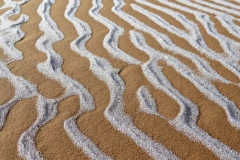Tuyết để lại những họa tiết lạ thường trên cồn cát ở sa mạc Sahara. Ảnh: Bav Media