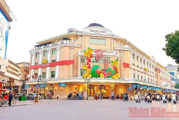 Đường phố Hà Nội đã bắt đầu trang hoàng đón Tết Tân Sửu (Ảnh: TRANG LINH)