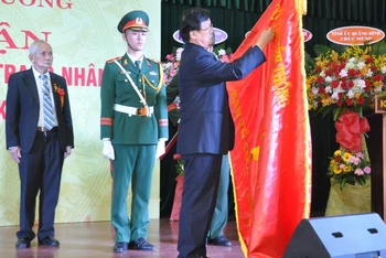 Thừa ủy nhiệm của Chủ tịch nước, đồng chí Hà Ban gắn danh hiệu cao quý lên lá cờ Truyền thống của Ban Tổ chức Khu ủy Khu 5 - Vụ địa phương II Ban Tổ chức T.Ư ngày nay.