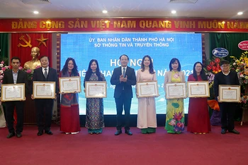 Thứ trưởng TT và TT Phạm Anh Tuấn trao Bằng khen của Chủ tịch UBND TP Hà Nội cho các tập thể, cá nhân của Sở TT và TT Hà Nội.