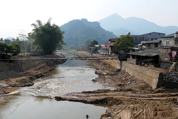 Công trình kè chống sạt lở bờ sông Ma, xã Tùng Bá, huyện Vị Xuyên dừng thi công để giám định chất lượng.