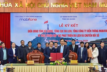 Lễ ký kết bản ghi nhớ giữa Tổng cục Du lịch và UBND tỉnh Hà Giang (Ảnh: TITC) 