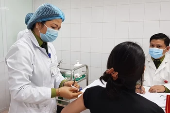 Việt Nam tiêm mũi 2 vaccine phòng Covid-19 cho 17 tình nguyện viên