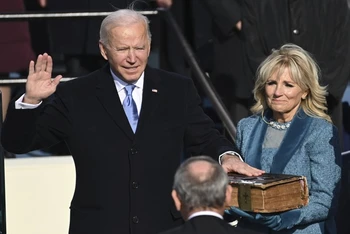 Ông Joe Biden tuyên thệ nhậm chức Tổng thống thứ 46 của nước Mỹ trước Chánh án Tòa án Tối cao John Roberts. (Ảnh: AP) 