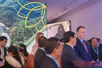 Tổng cục trưởng Nguyễn Trùng Khánh và Đại sứ Hoa Kỳ tại Việt Nam Daniel J. Kritenbrink tham quan triển lãm (Ảnh: T.LINH) 