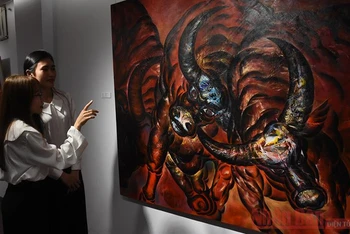 Hình ảnh con trâu độc đáo, ấn tượng trong triển lãm “Nghiệp” của họa sĩ Ngô Thanh Hùng.