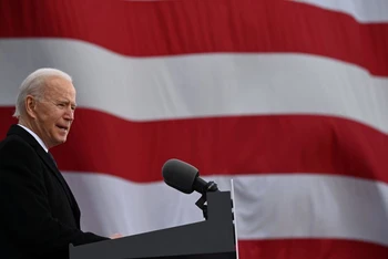 Tổng thống Mỹ Joe Biden khởi động chính quyền mới của mình với lệnh tái gia nhập Hiệp định khí hậu Paris. Ảnh: Getty Images.