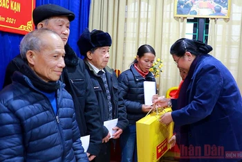 Đồng chí Tòng Thị Phóng trao tặng quà Tết cho các gia đình chính sách.