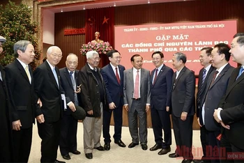 Đồng chí Vương Đình Huệ, Ủy viên Bộ Chính trị, Bí thư Thành ủy Hà Nội cùng các đồng chí lãnh đạo thành phố và các đại biểu dự buổi gặp mặt. (Ảnh: DUY LINH)