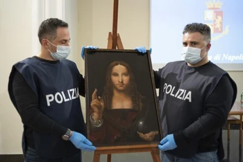 Cảnh sát Naples và bức tranh được tìm thấy. Ảnh: Reuters.