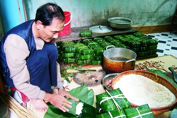 Truyền thống nấu bánh chưng ngày Tết của người Việt Nam. ẢNH TƯ LIỆU 