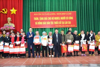 Bộ trưởng Đào Ngọc Dung trao quà chúc Tết đồng bào có hoàn cảnh khó khăn ở xã Trịnh Tường, huyện Bát Xát (Lào Cai).