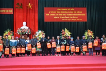 Phó Chủ tịch Quốc hội Phùng Quốc Hiển tặng 400 suất quà Tết cho các hộ gia đình nghèo trên địa bàn huyện Văn Chấn.