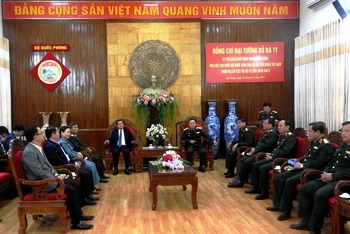 Phó Chủ tịch Quốc hội Đỗ Bá Tỵ làm việc với Bộ Tư lệnh Quân khu 5.