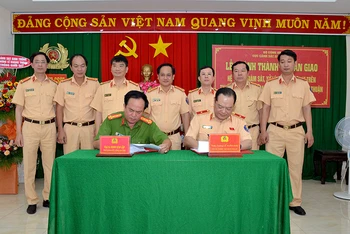 Thiếu tướng Lê Xuân Đức (người ngồi, bên phải), Cục phó Cục CSGT, Bộ Công an ký biên bản bàn giao hệ thống camera giám sát trên Quốc lộ 1A, đoạn qua Bình Thuận cho Công an tỉnh Bình Thuận.