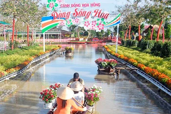 Du khách tìm đến Làng hoa Sa Đéc trong Tuần lễ Văn hóa du lịch Đồng Tháp năm 2021.