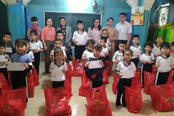 Quỹ Vì người nghèo quận 1 cùng đại diện Nova Group tặng quà cho trẻ có hoàn cảnh khó khăn tại Lớp học tình thương Chùa Vạn Thọ. 