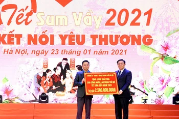 Đồng chí Vương Đình Huệ - Ủy viên Bộ chính trị, Bí thư Thành ủy Hà Nội trao tặng 5.000 suất quà cho công nhân lao động Thủ đô Tết Tân Sửu 2021.